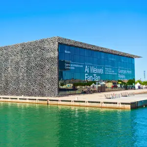 地中海とヨーロッパの文明を紹介するミュゼ・デ・シヴィリザシオン（Mucem）を訪れ、その近代的な海辺の建築を楽しもう – Marseille Passで無料入場。