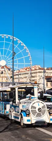 マルセイユの小さな観光列車に乗って、象徴的な地区を楽しくガイド付きで巡ろう – Marseille Passに含まれています。