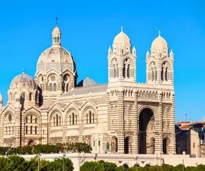 旧港近くにあるロマネスク・ビザンティン建築の傑作、マジョール大聖堂を訪れよう – Marseille Passで入場とガイドツアー付き。