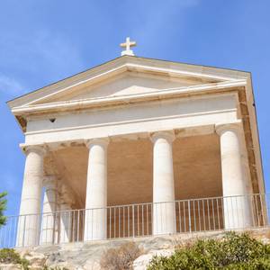 Explore Saint-Étienne Chapel on the Frioul Islands, accessible by boat from Marseille – Visit included with the Marseille Pass.